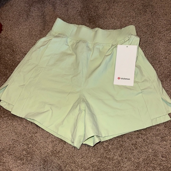 NWT Lululemon Stretch Women Relaxed-Fit HR Short 4” - Picture 1 of 1